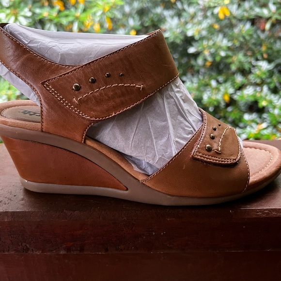 Stylish Brown Open-Toe Sandals (Brand: Earth) Excellence Condition-Never Worn - Picture 5 of 7